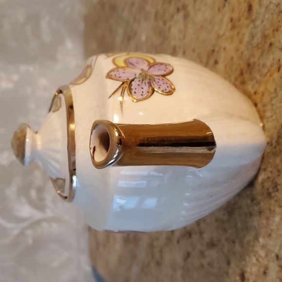 Vintage Queen Anne Arthur Wood floral and gold teapot - Picture 5 of 17
